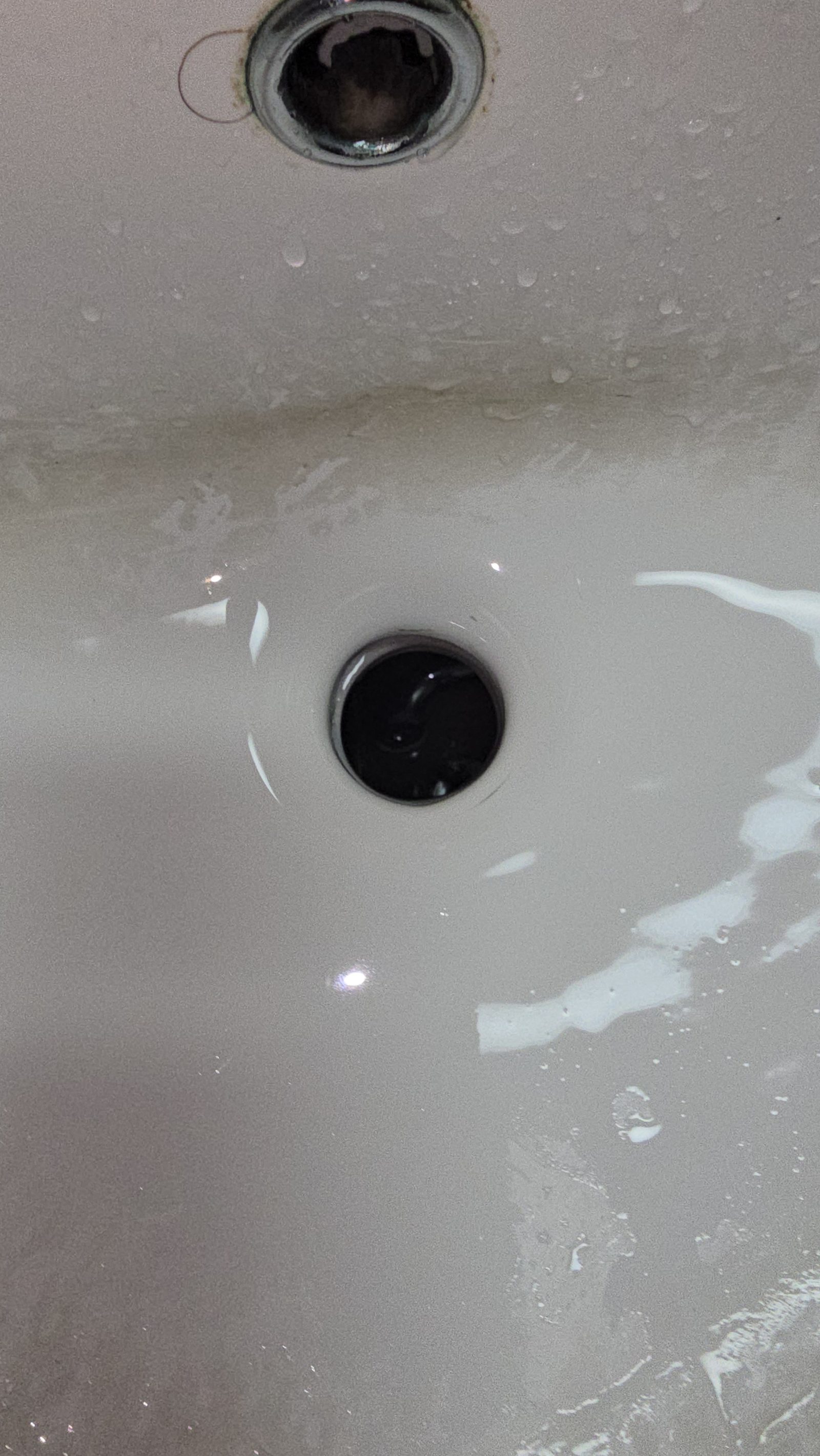 세면대 도기 배수구 안쪽 이물질을 모두 제거한 모습