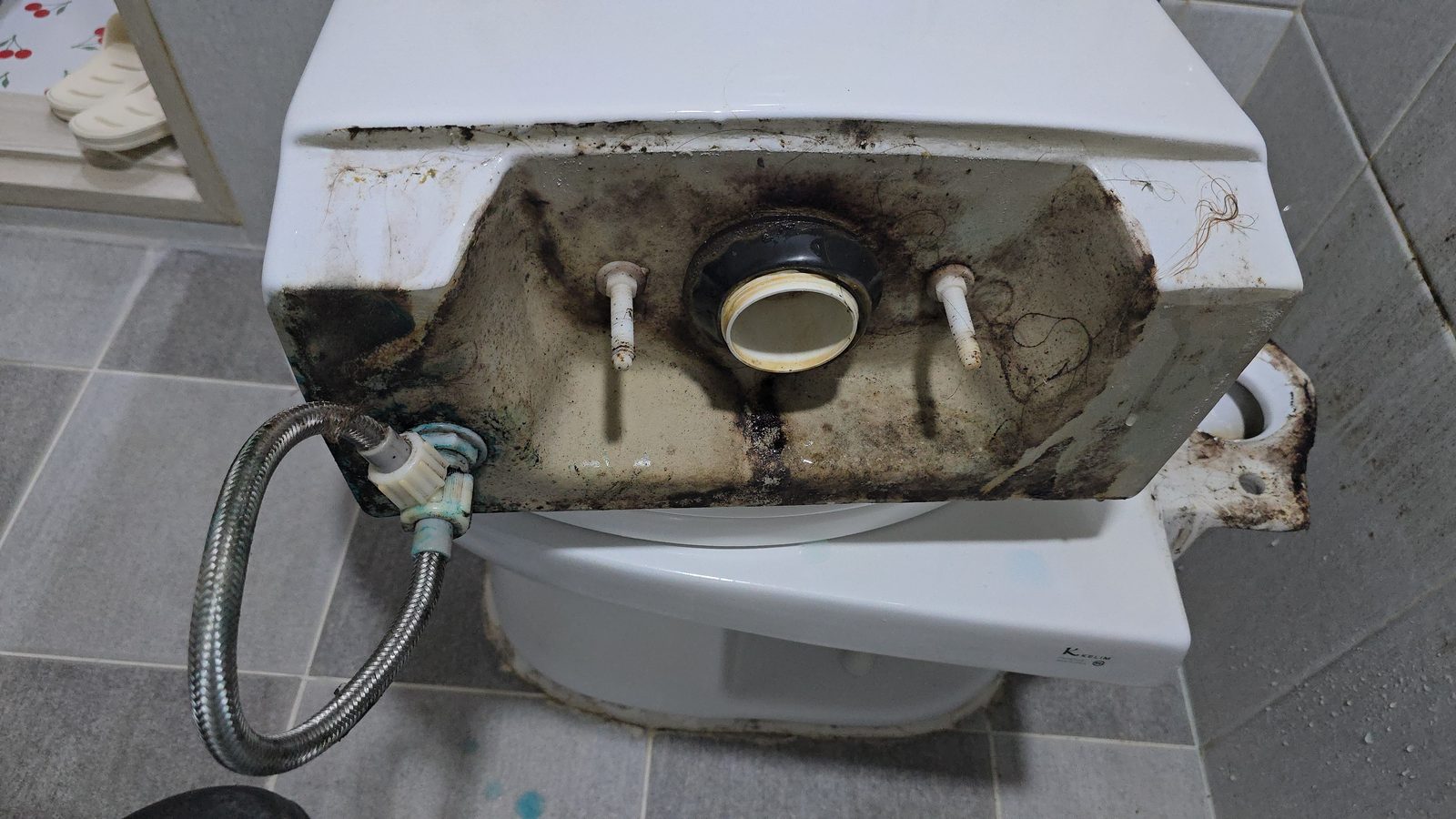 물탱크 분리 후 하부 - 물때가 두껍게 쌓인 상태